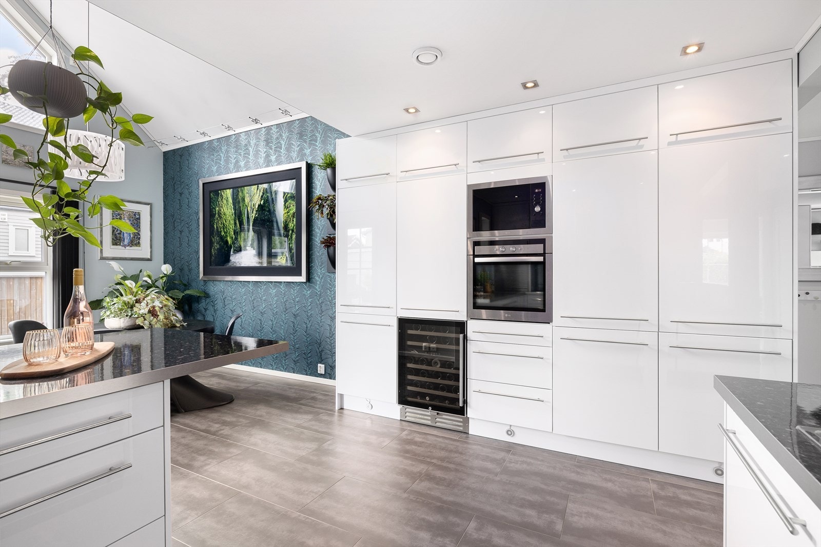 Kjøkken fra Kraus Design, komplett utstyrt med integrerte hvitevarer inkludert vinskap Galleribilde