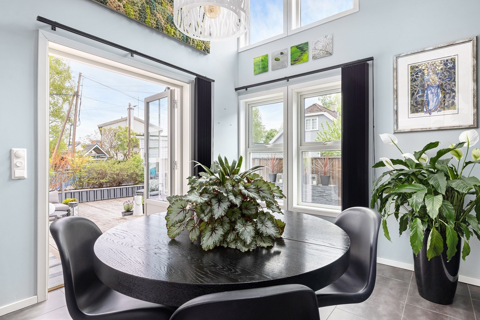 God romfølelse med store vindusflater og spesielt god takhøyde Galleribilde