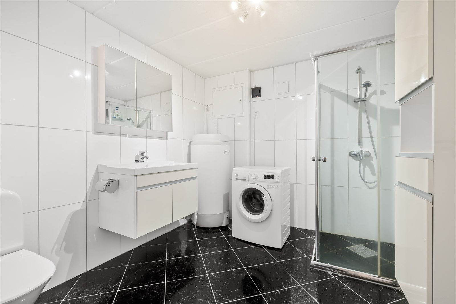 Romslig bad i hybel. Egen varmtvannsbereder og opplegg for vaskemaskin gjør hybelen velegnet for utleie Galleribilde