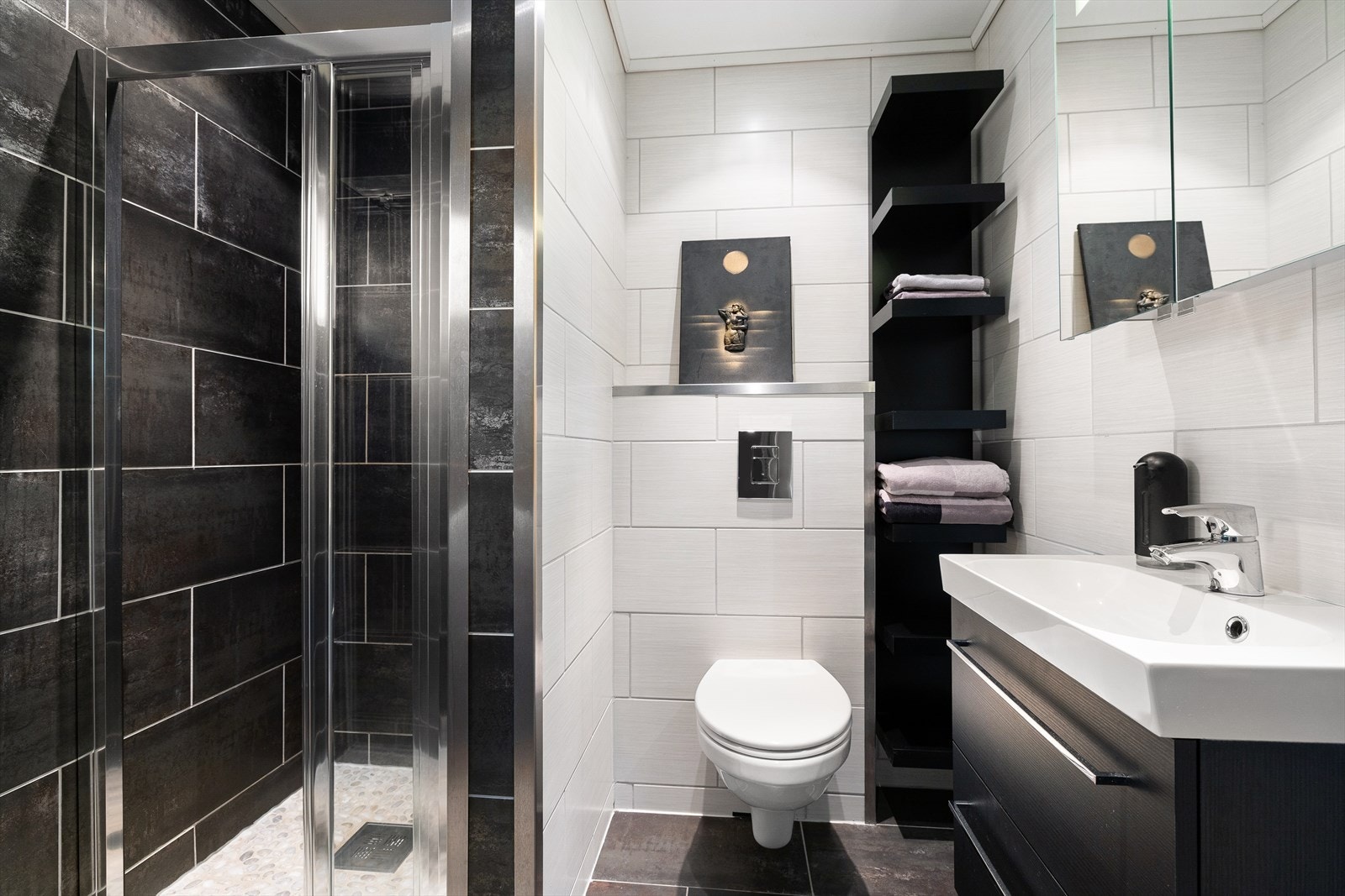 Bad tilknyttet soverom i 1. etasje Galleribilde