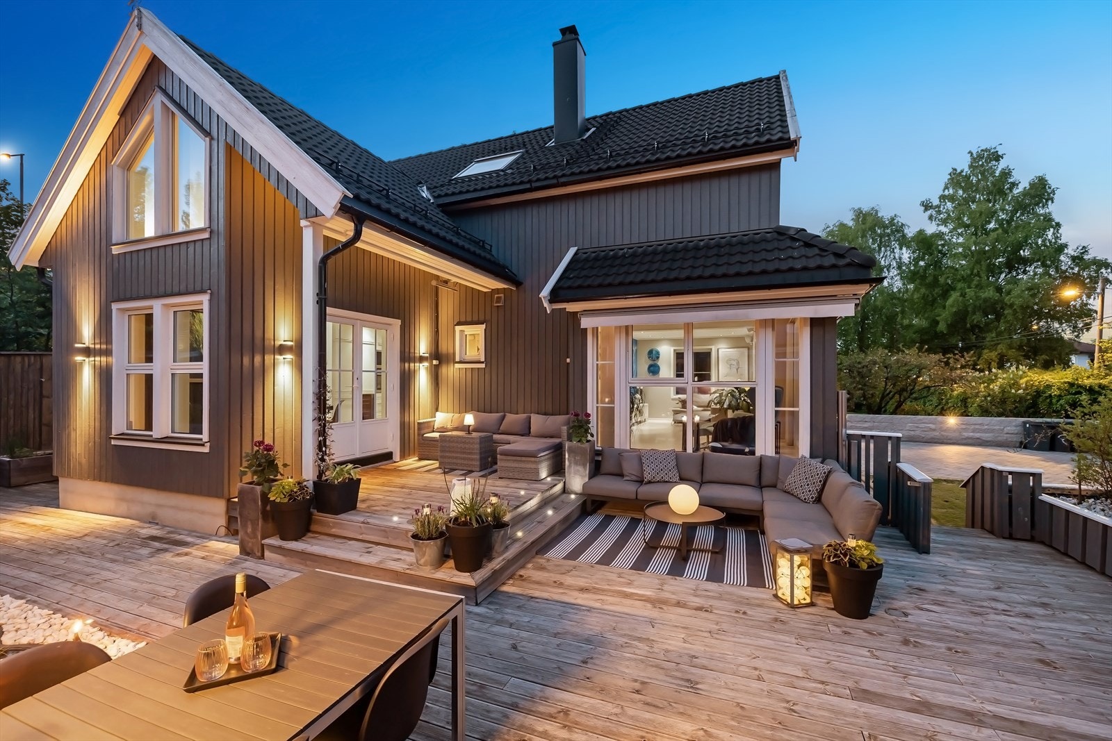 Terrasse mot stue og spiseplass Galleribilde