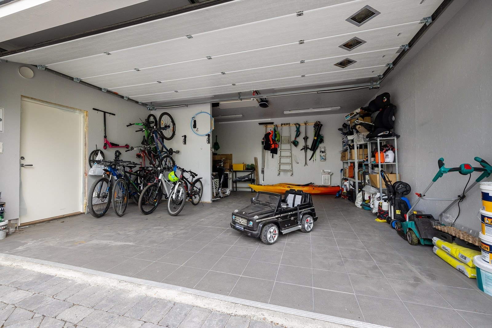 Isolert dobbel garasje oppført 2021 med lagringshems. Opplegg for elbil lader. Innkjøringshøyde på 230 cm gir plass tll stor bil (alternativt kjøre inn med skiboks) Galleribilde