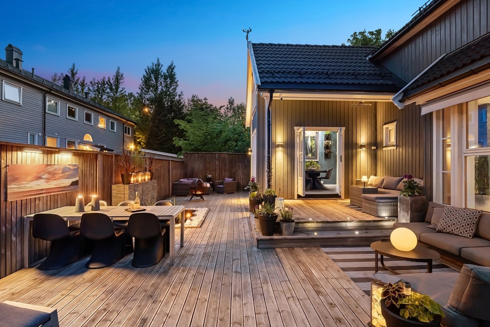Stor, skjermet terrasse som fungerer som et ekstra oppholdsrom på sommerhalvåret. Sol fra morgen til kveld Galleribilde