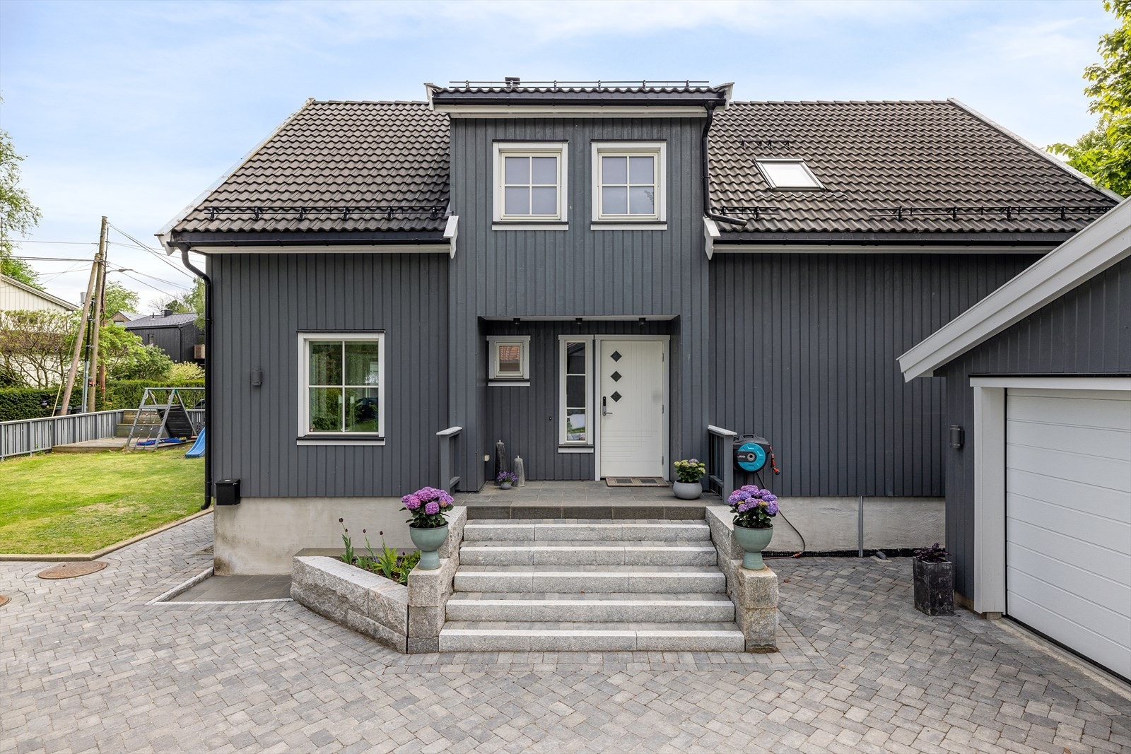 Fasade fra gårdsplass. Egen inngang til hybelen på venstre side av inngangspartiet Galleribilde