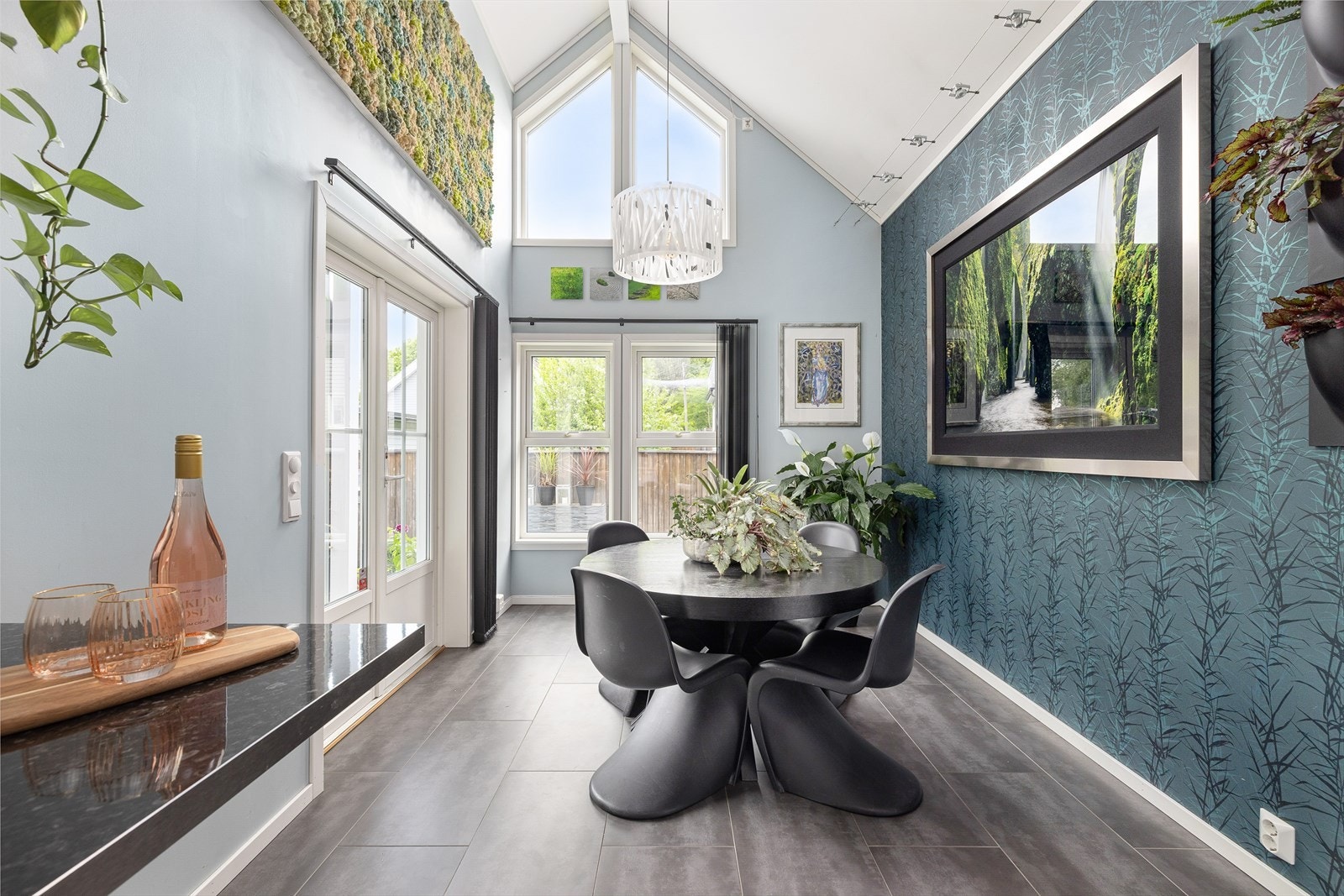 Luftig spiseplass med utgang til terrasse Galleribilde