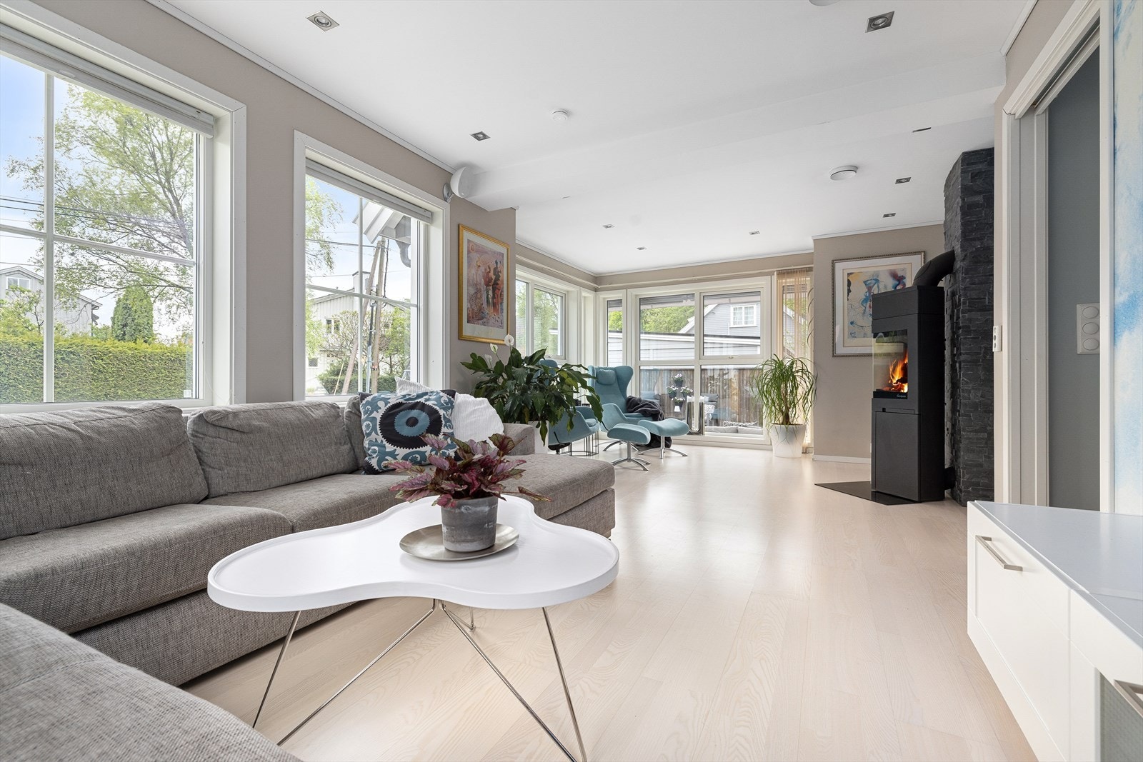 Stue. Godt lysinslipp gjennom store vindusflater Galleribilde