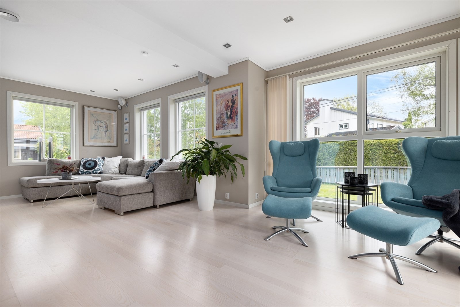 Fra stuen har de voksne god oversikt over barn som leker i hagen Galleribilde