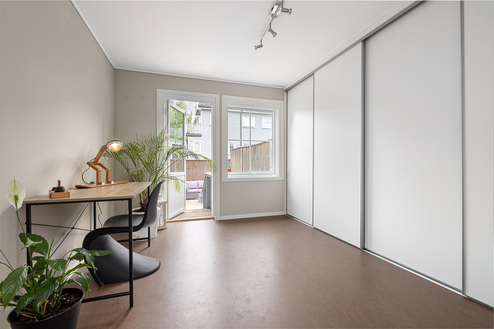 Soverom i 1. etasje tilknyttet uteplass og eget baderom. Perfekt som egen gjestedel Galleribilde