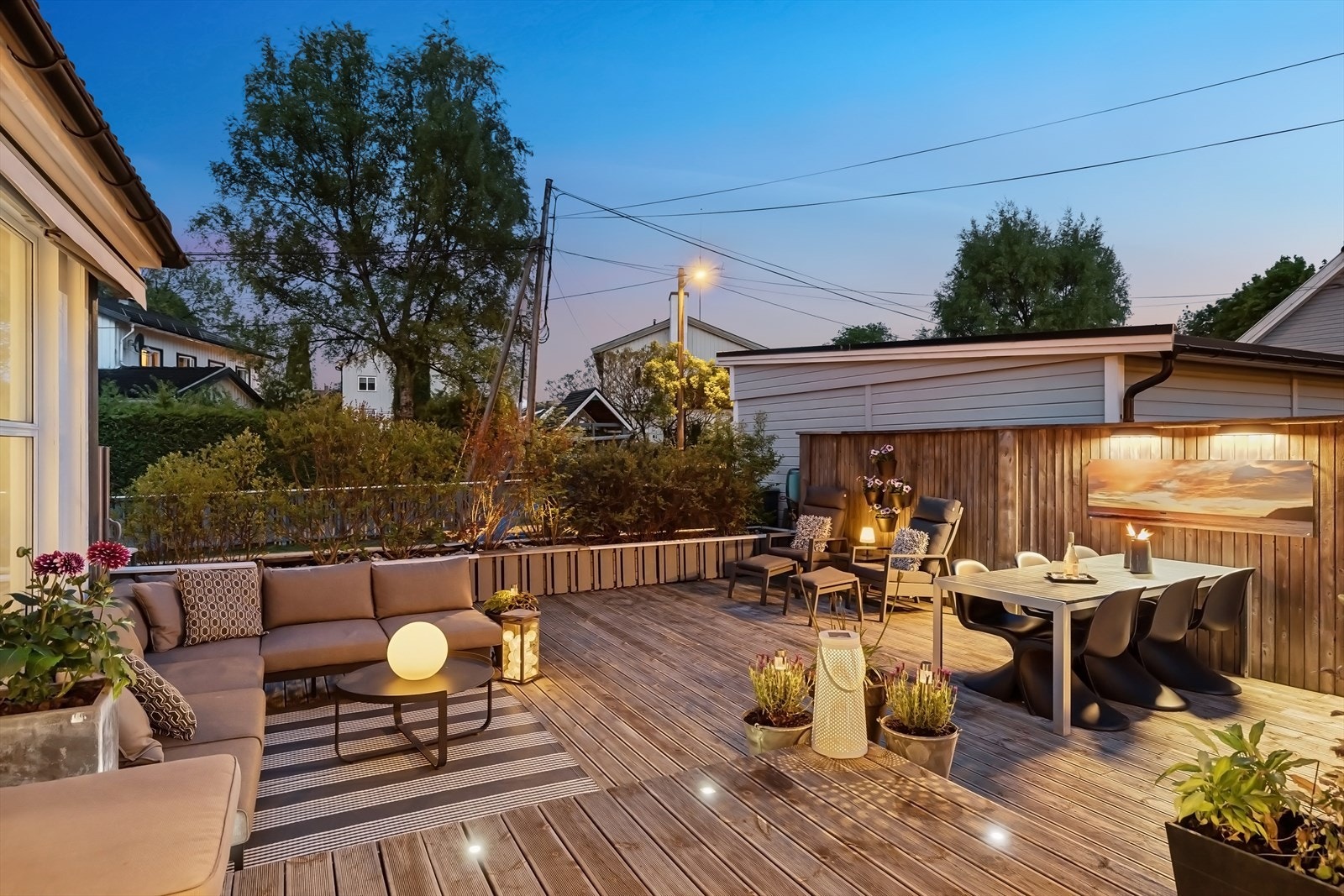 Hyggelig uteområde med plass til flere sittegrupper. Benyttes flittig av selger på sommerstid Galleribilde