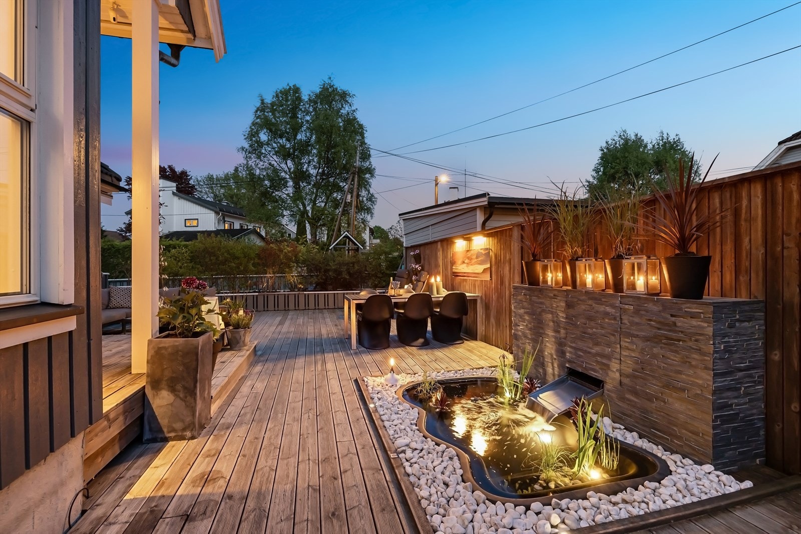 Terrassen er påkostet med bla. belysning, støyskjerm og pyntedam med fontene Galleribilde