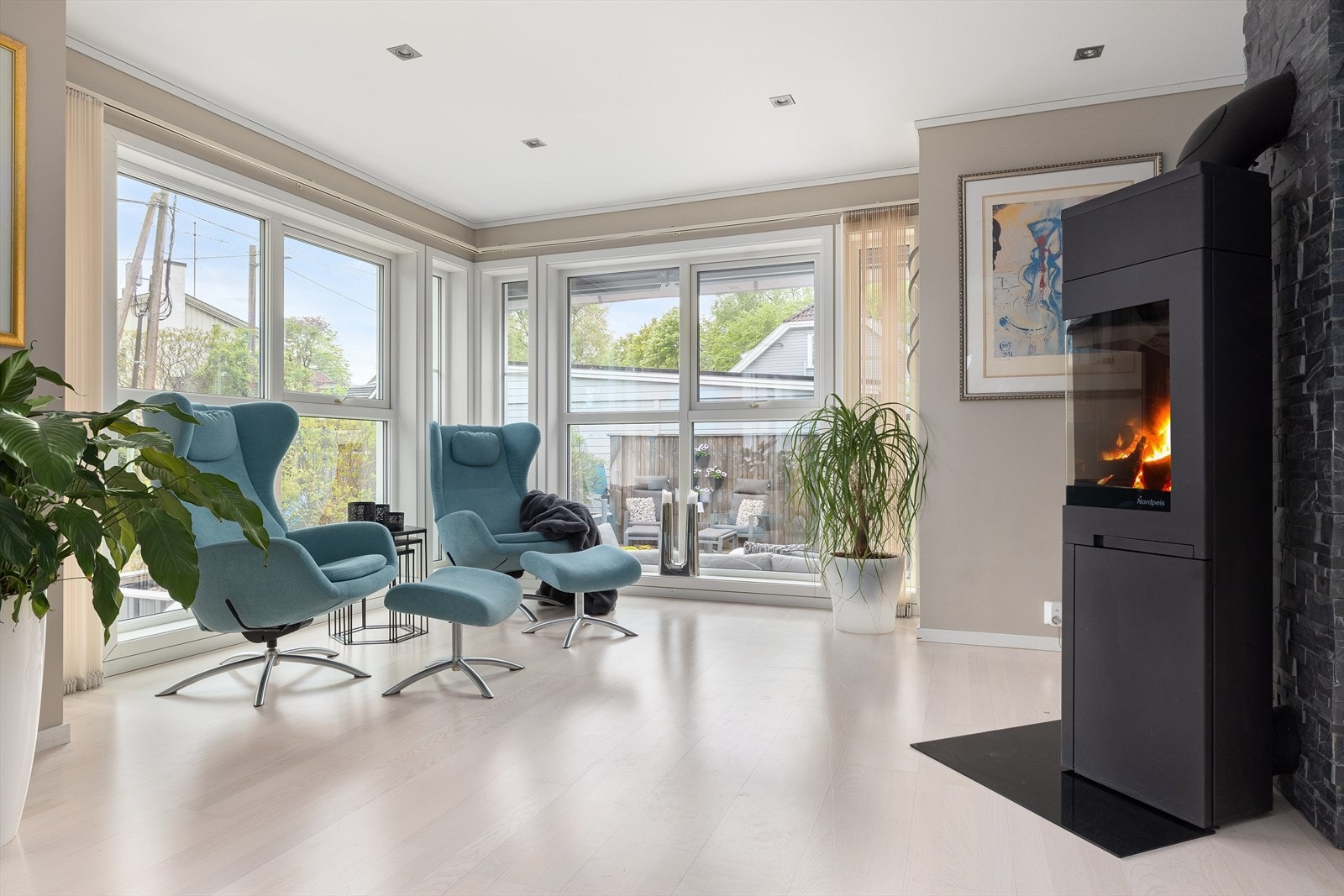 Stue. Boligen oppvarmes med vannbåren varme som suppleres med peisovn Galleribilde