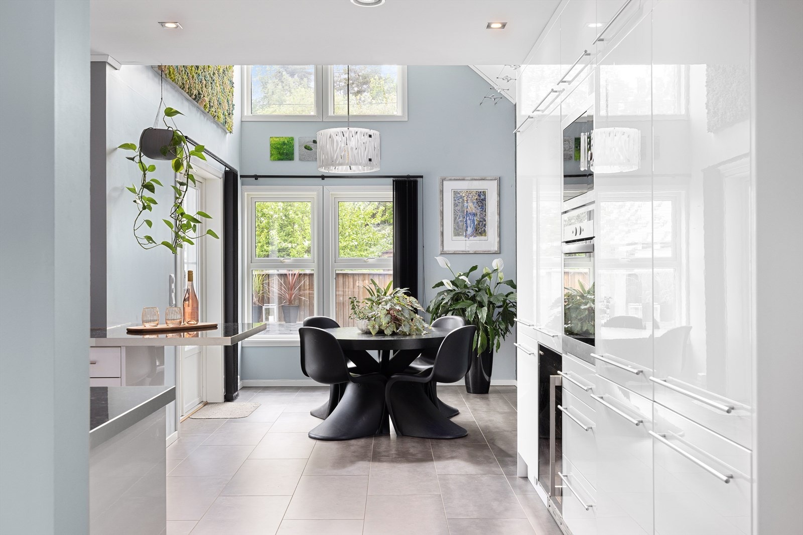 Kjøkken mot spiseplass Galleribilde