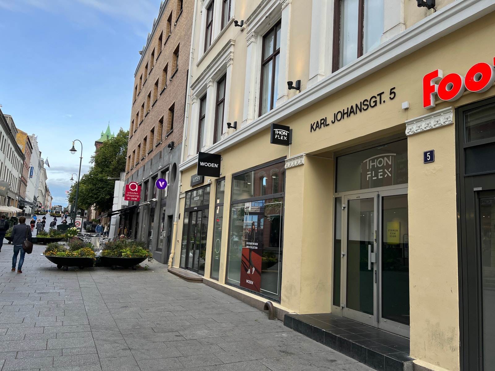 Inngangspartiet er godt synlig fra gateplan Galleribilde