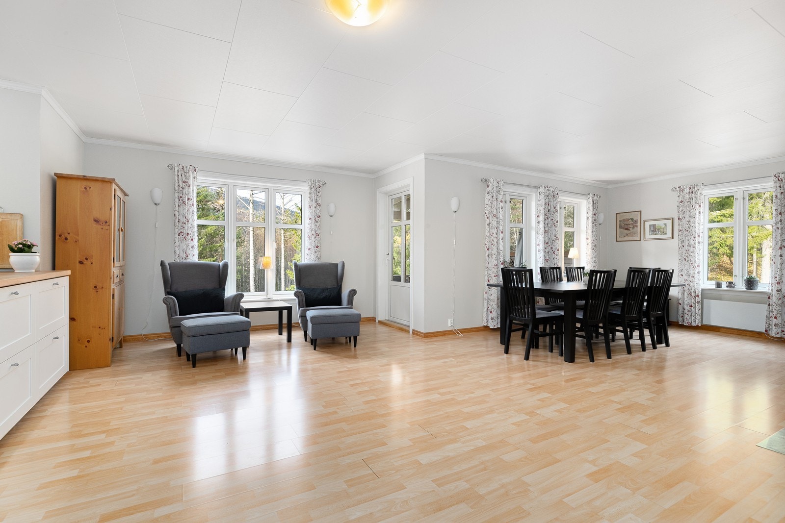 Boligen har en lys og romslig stue Galleribilde