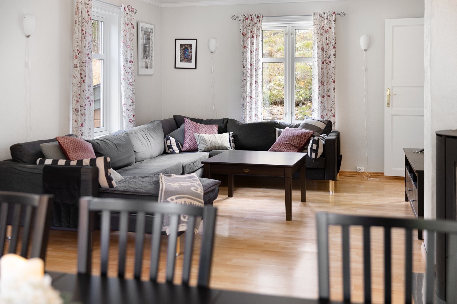 Det er god plass til både spisebord og sofagruppe Galleribilde