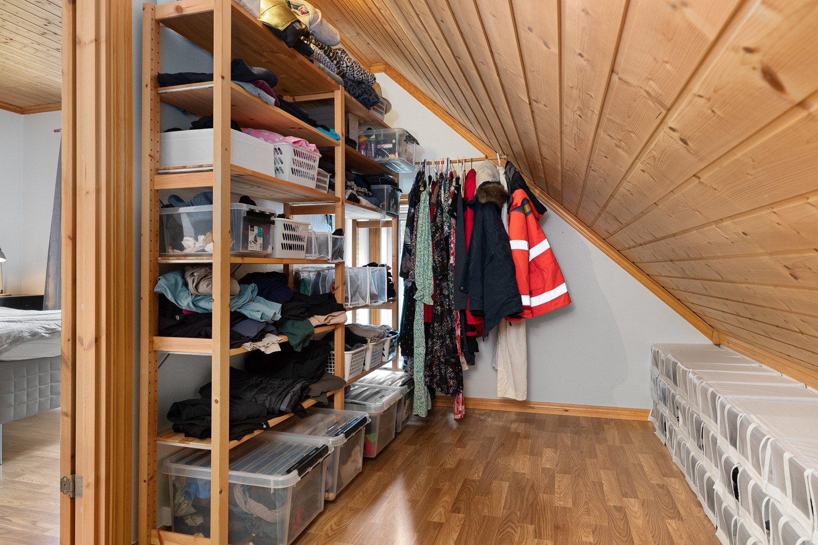 I forbindelse med dette soverommet et det også en garderobe Galleribilde