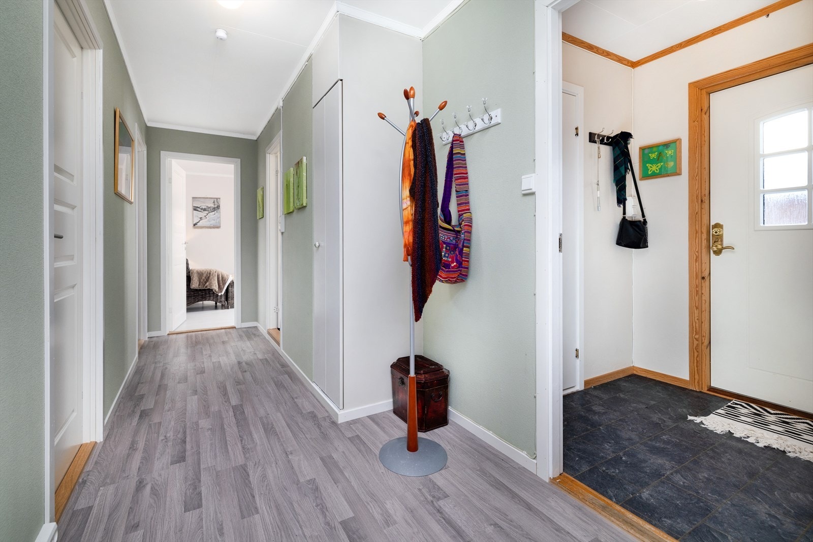 Velkommen inn! Romslig entré og gang med god plass til oppheng av yttertøy. Galleribilde