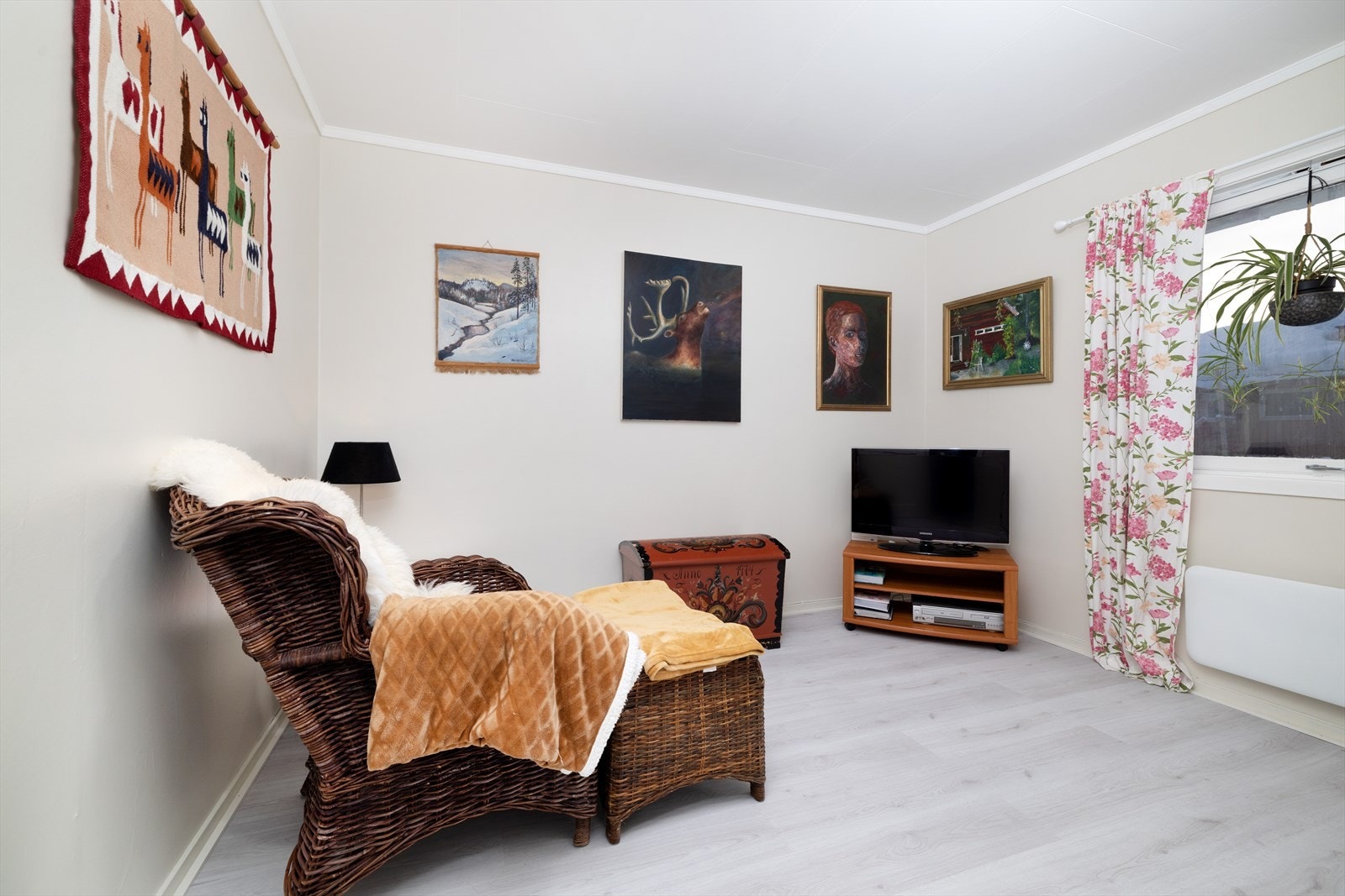 Alle soverommene er malt i senere tid og har nytt laminatgulv. Galleribilde