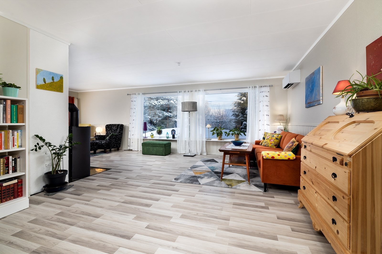 Store vindusflater sørger for fint med naturlig lys. Galleribilde