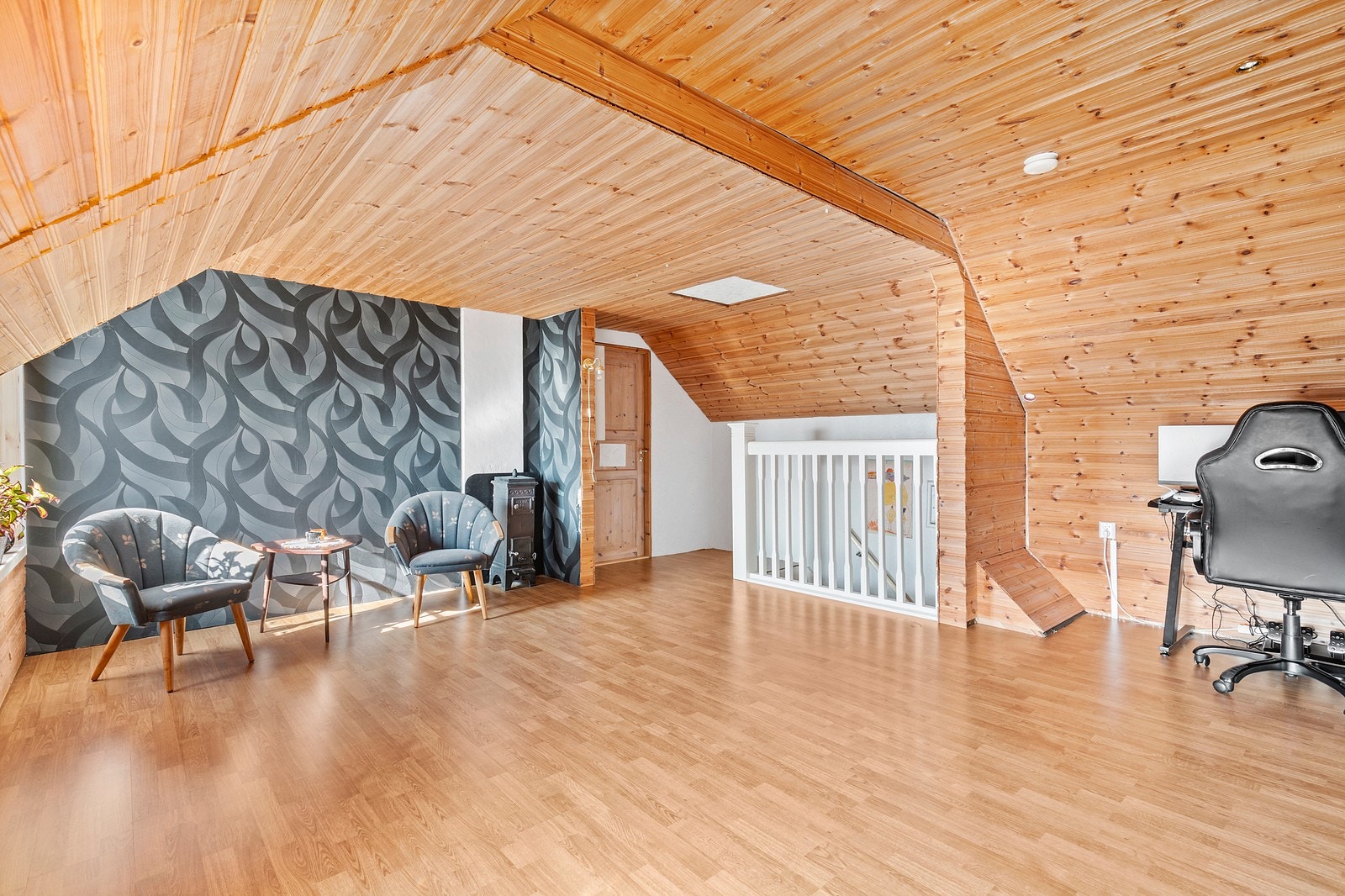 Loftstue. Galleribilde
