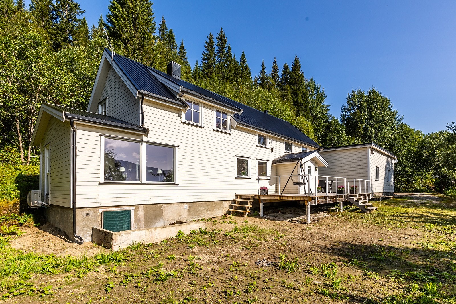 Vinduer fra 2012 i stuen, i to av soverommene, samt ett
vindu fra 2012 i loftstuen. Galleribilde