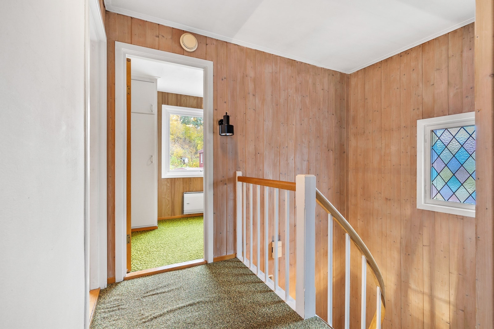 Opp i 2. etasje finner vi 3 soverom, bad og toalettrom Galleribilde