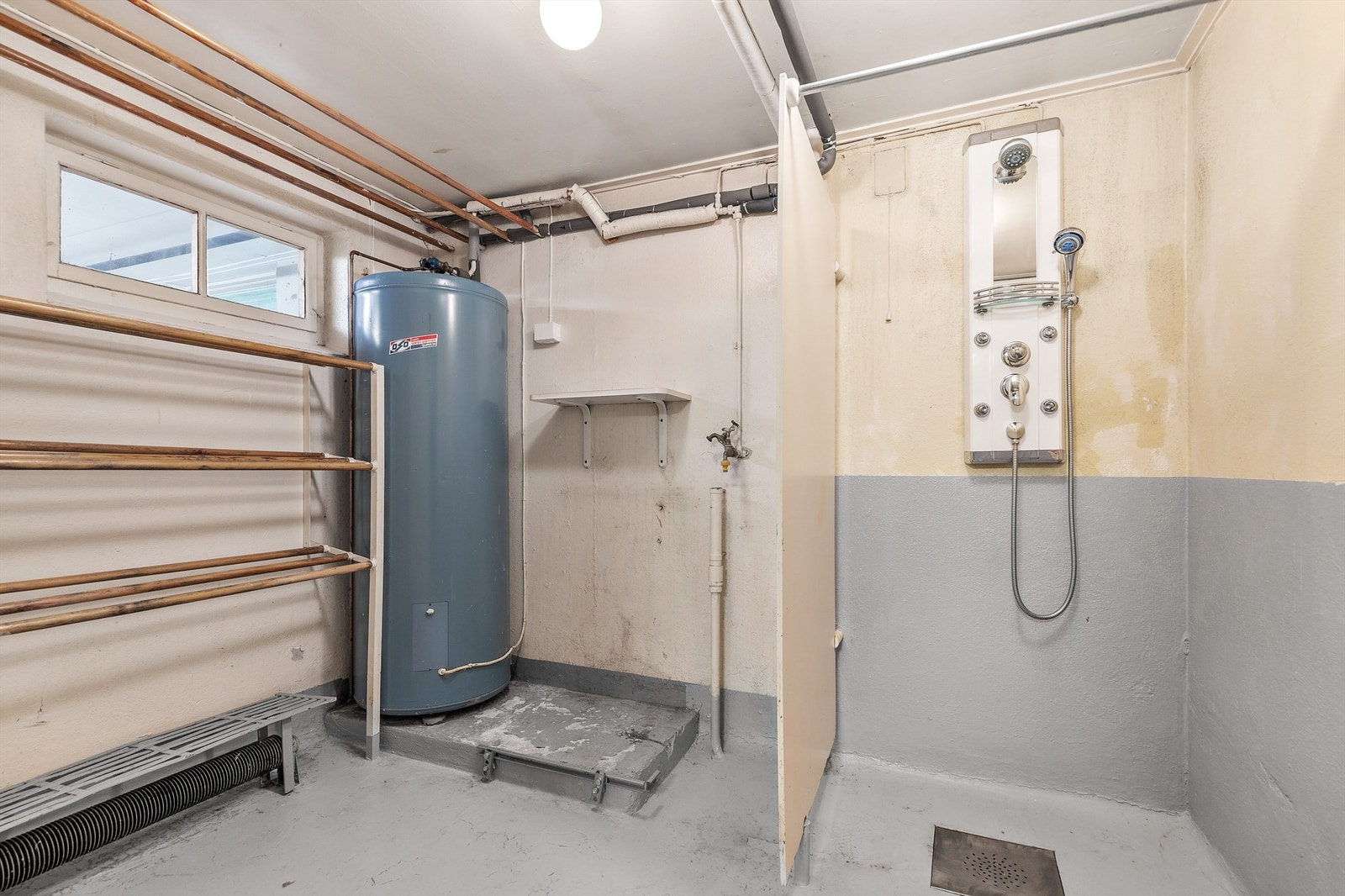 Baderom i kjelleretasje fra byggeår Galleribilde