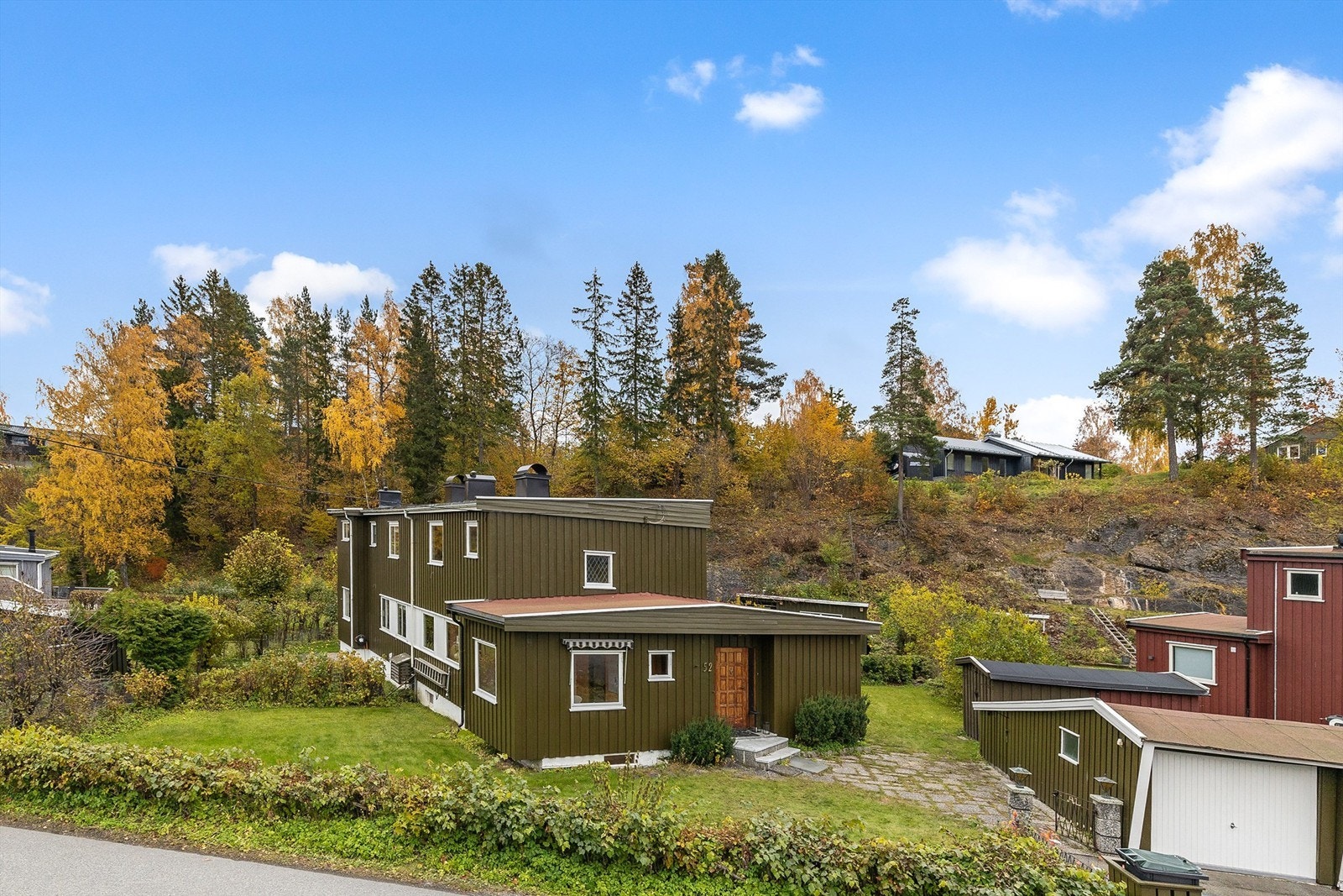 Velkommen til Undelstadveien 52B, presentert av Terje Tveit i Krogsveen
Halvpart tomannsbolig med fin hage og garasje. Oppussing. 4 soverom og barnevennlig nabolag. Nært til Asker og fjorden Galleribilde