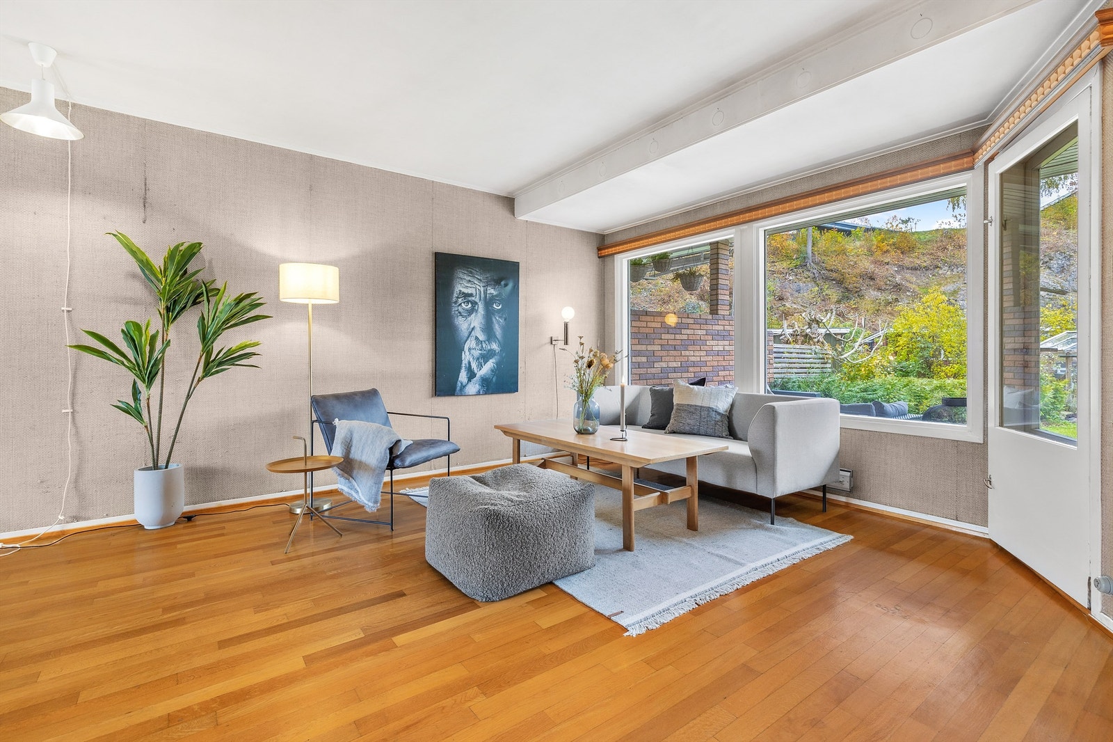 Fra stuen er det utgang til terrassen og hagen Galleribilde