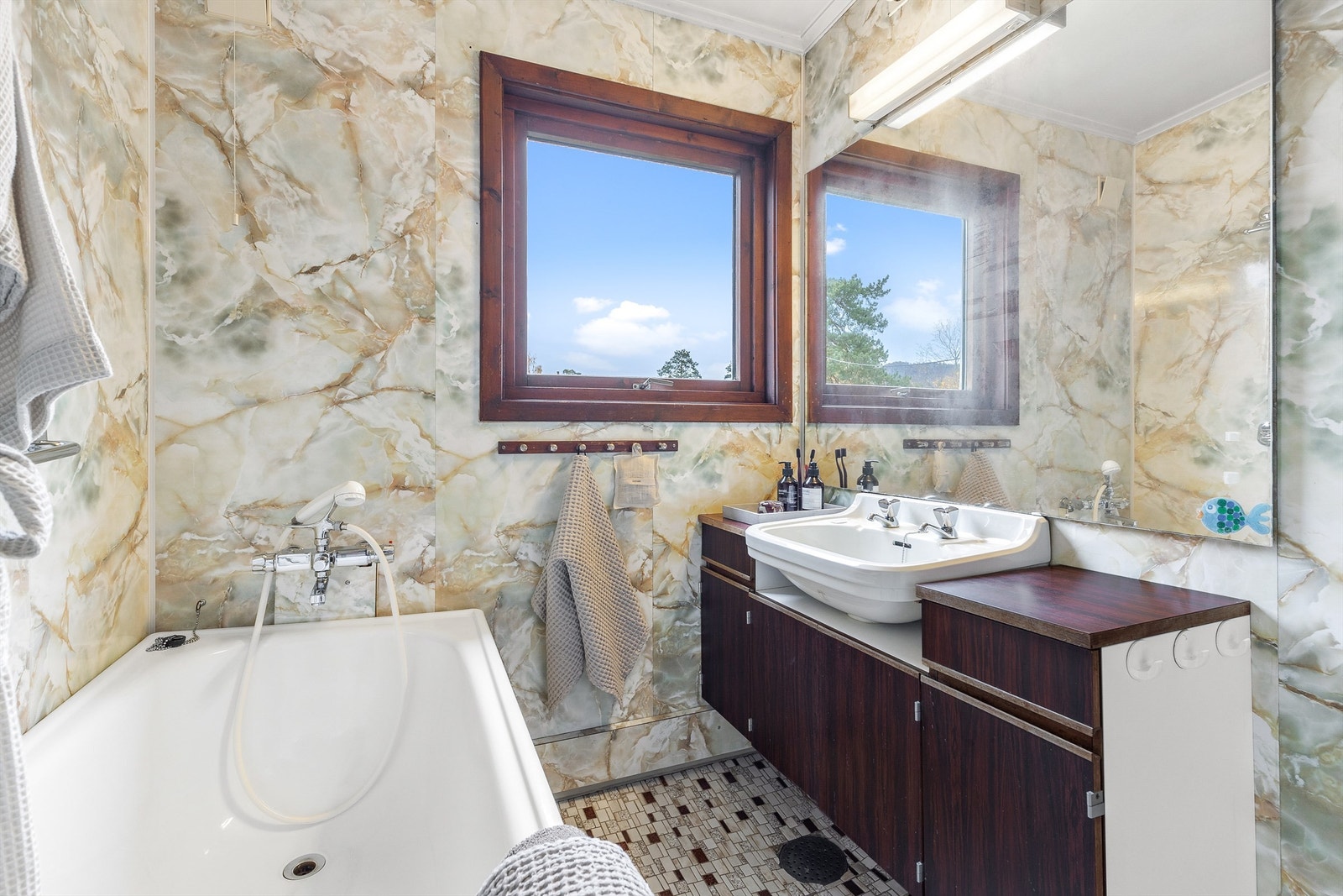 Baderom i 2. etasje fra ukjent årstall. Flislagt gulv og vegger med baderomsplater Galleribilde