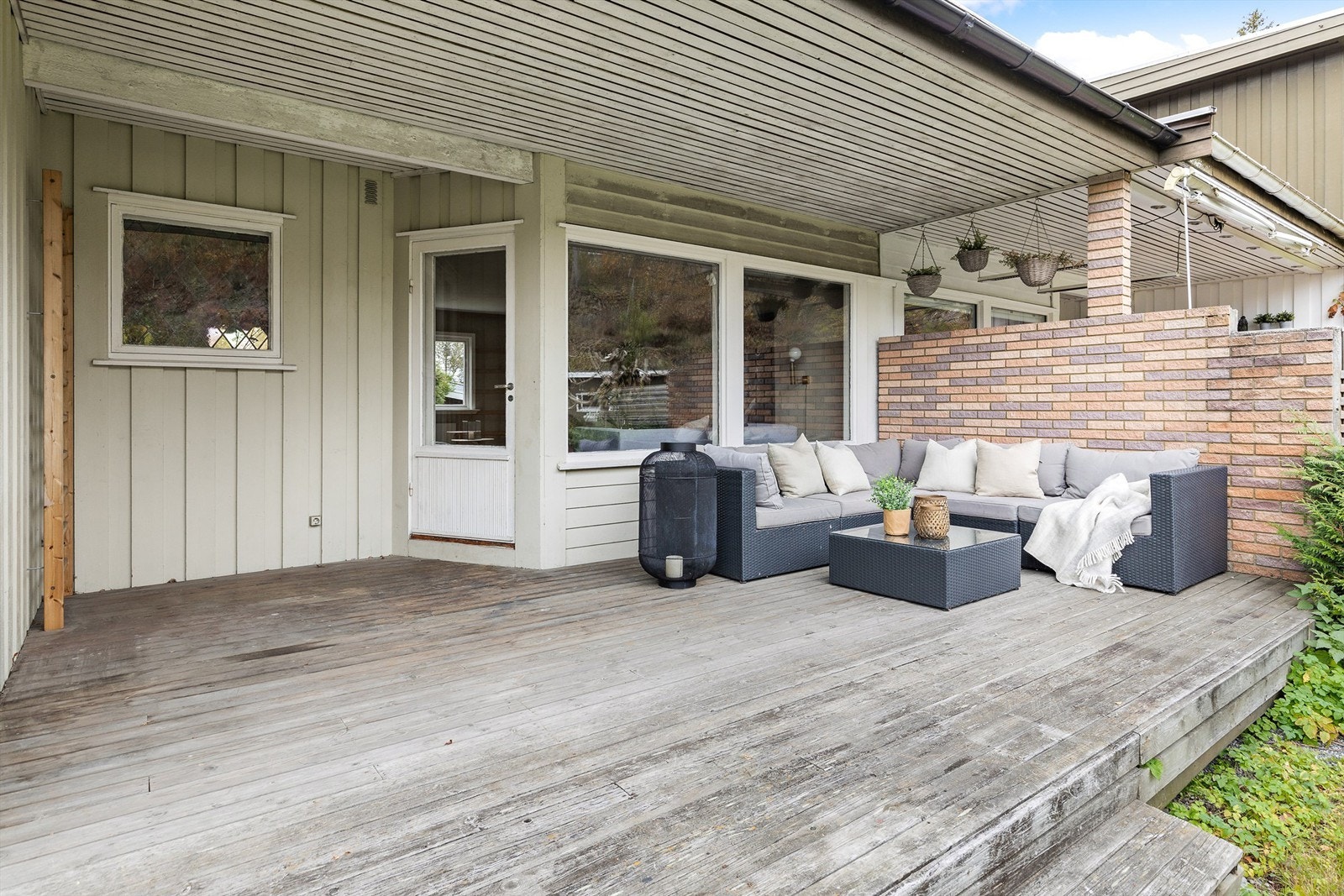 Fra stuen er det utgang til en terrasse på ca 20 kvm. Gulvflate belagt med terrassebord og deler av uteplassen er overbygget Galleribilde