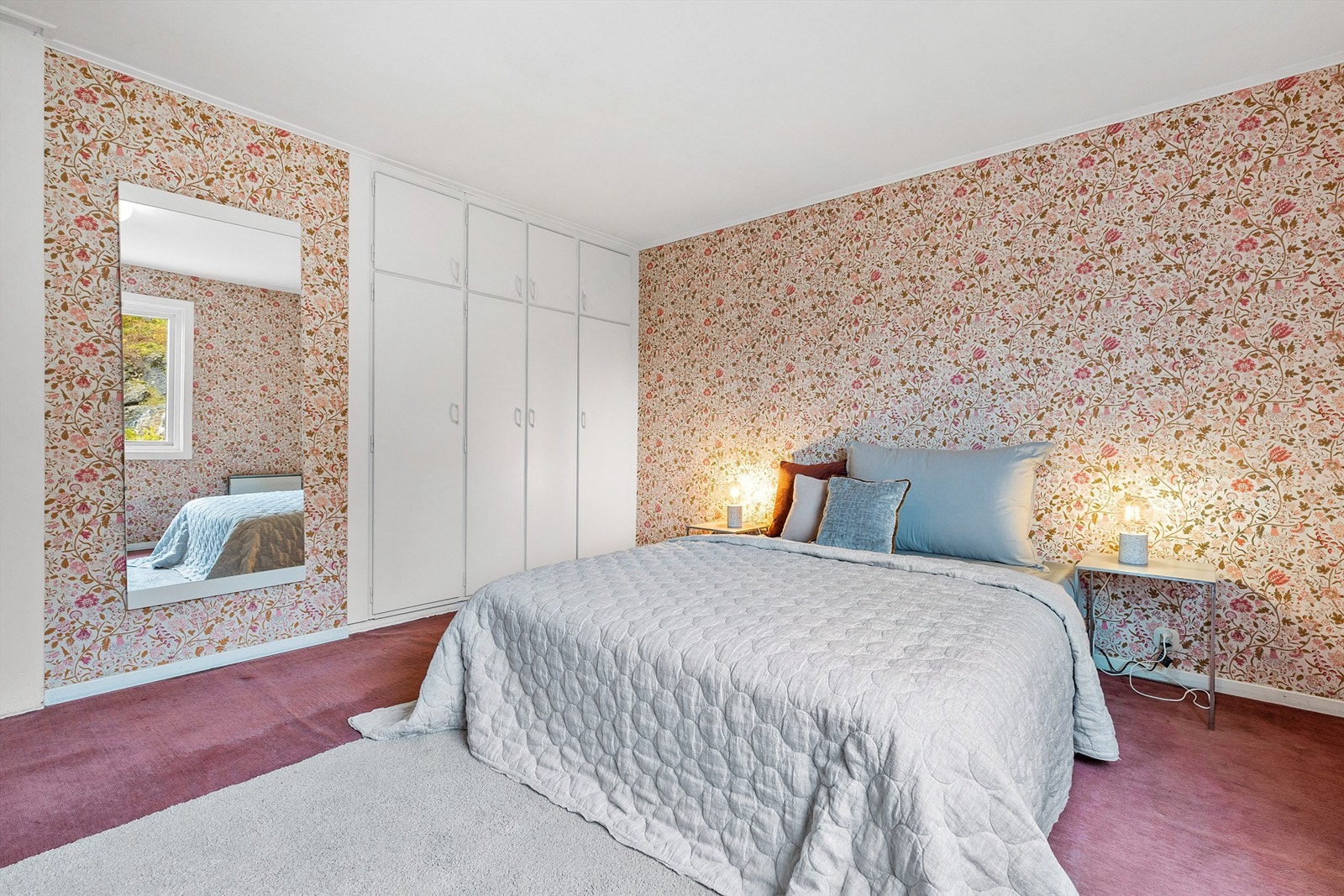 Det største soverommet i 2. etasje er romslig og har integrerte garderobeskap til oppbevaring Galleribilde