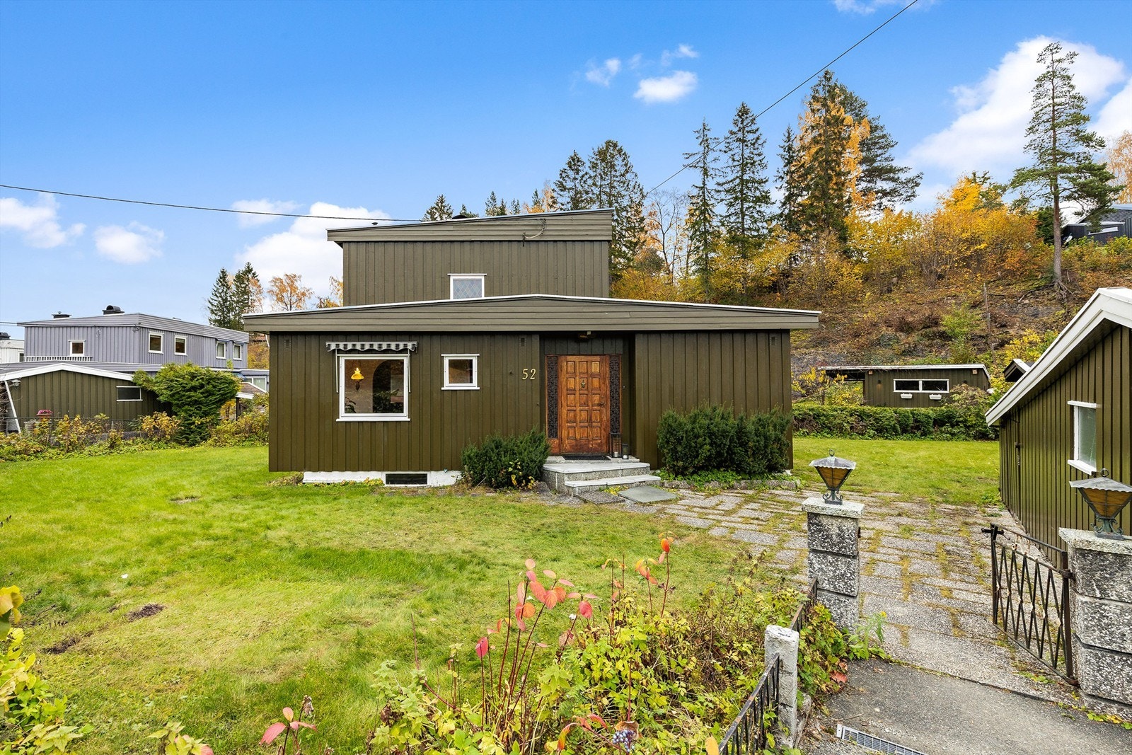 Eiet tomt på 496,3 kvm. Tomten er opparbeidet med blant annet gressplen, trær, prydbusker og diverse beplantning Galleribilde