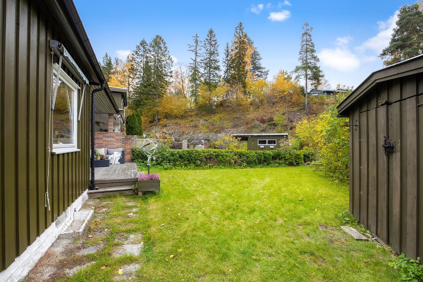 Hagen er fin og flat og har god plass til trampoline Galleribilde