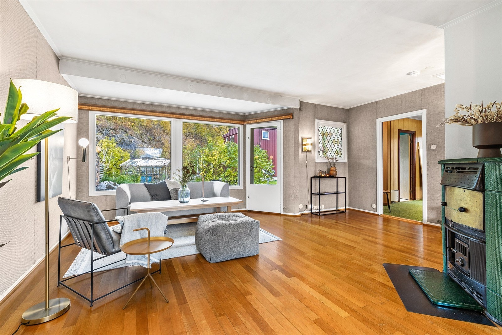 Rommet er gjennomgående og har godt med lysinnslipp fra vinduene Galleribilde