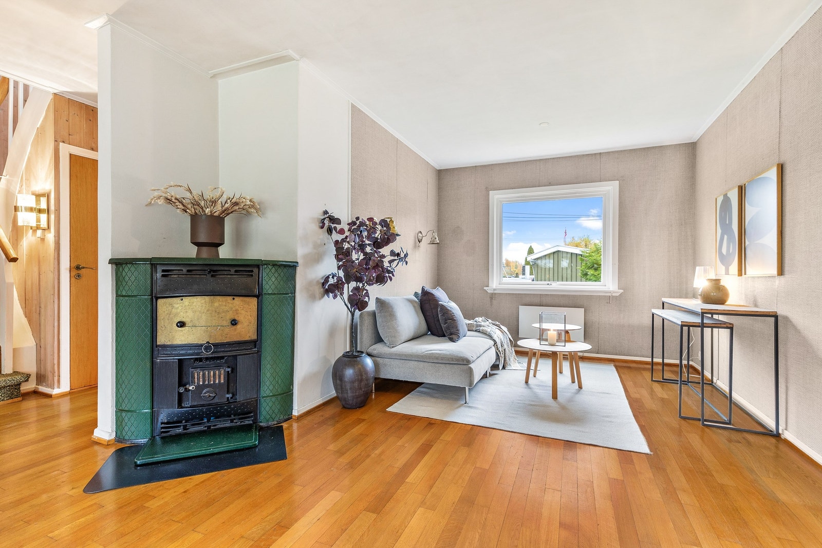 Midt i rommet er det en plassbygget vedovn Galleribilde