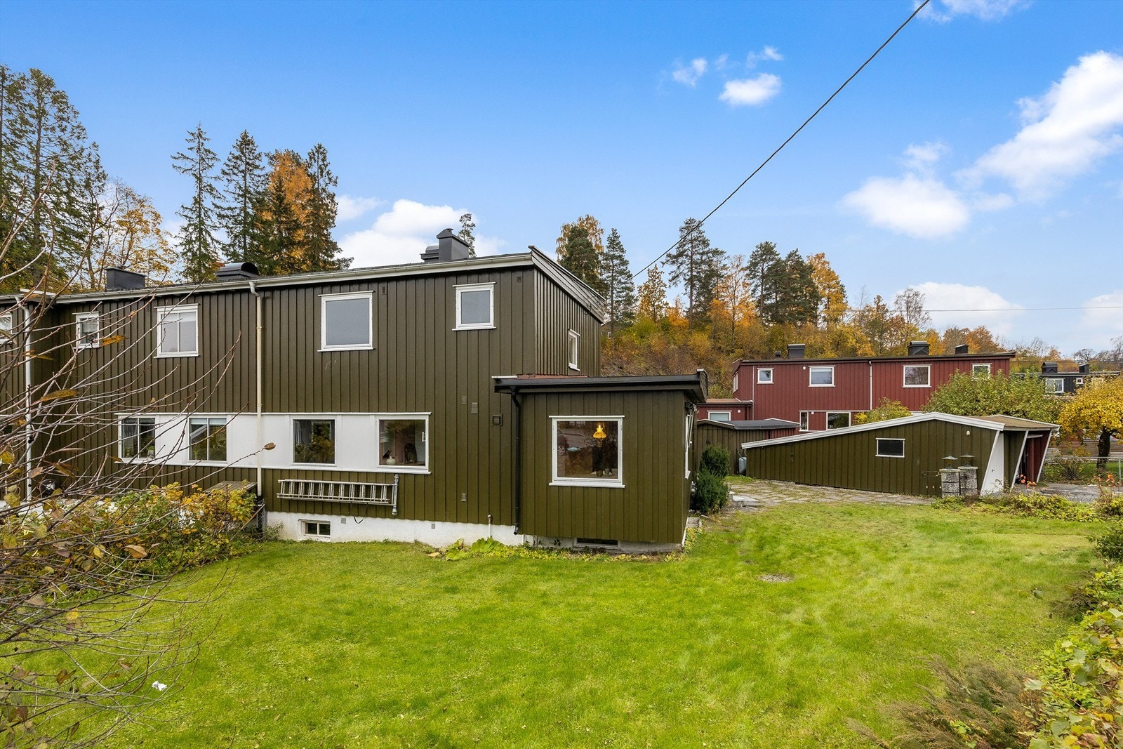 Området består av en kombinasjon av rekkehus, tomannsboliger og eneboliger. Her bor du midt mellom Oslofjorden og Vestmarka, med kort vei til fine naturopplevelser året rundt Galleribilde