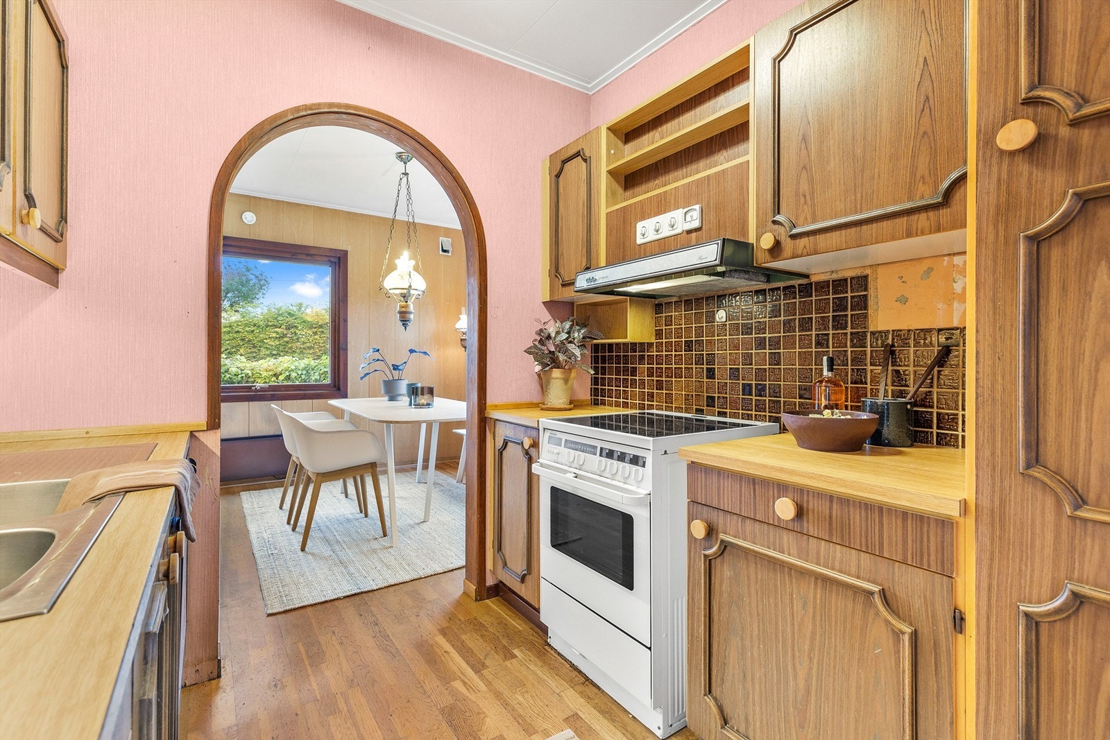 Komfyr, kjøleskap med fryser og oppvaskmaskin medfølger ved salg. Galleribilde