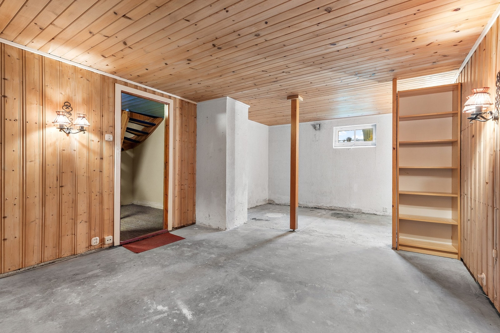 Det er startet innredning til kjellerstue i boligens nederste etasje (rom ikke omsøkt/godkjent til varig opphold) Galleribilde