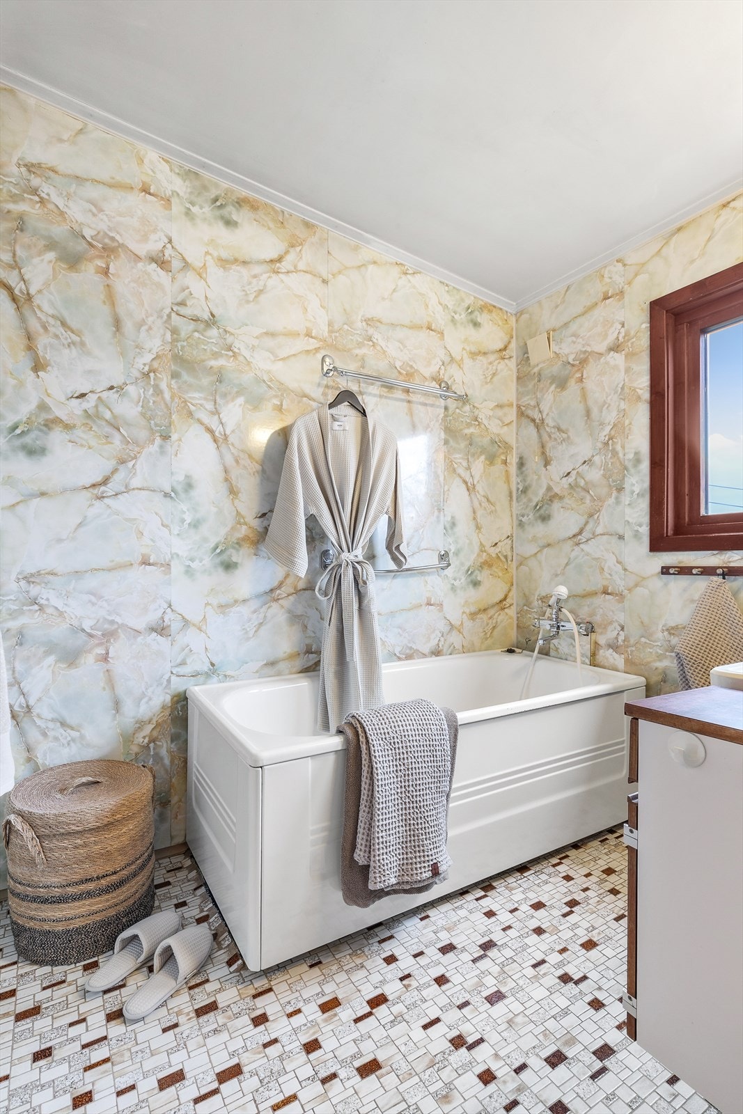 Frittstående badekar med dusjarmatur Galleribilde