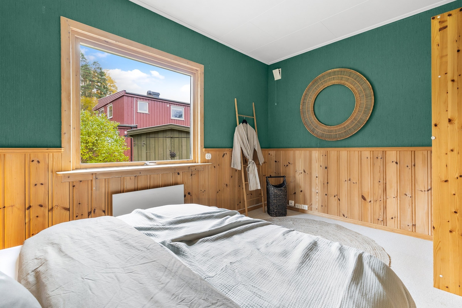 Soverommet i 1. etasje har plass til dobbeltseng med nattbord på hver side Galleribilde