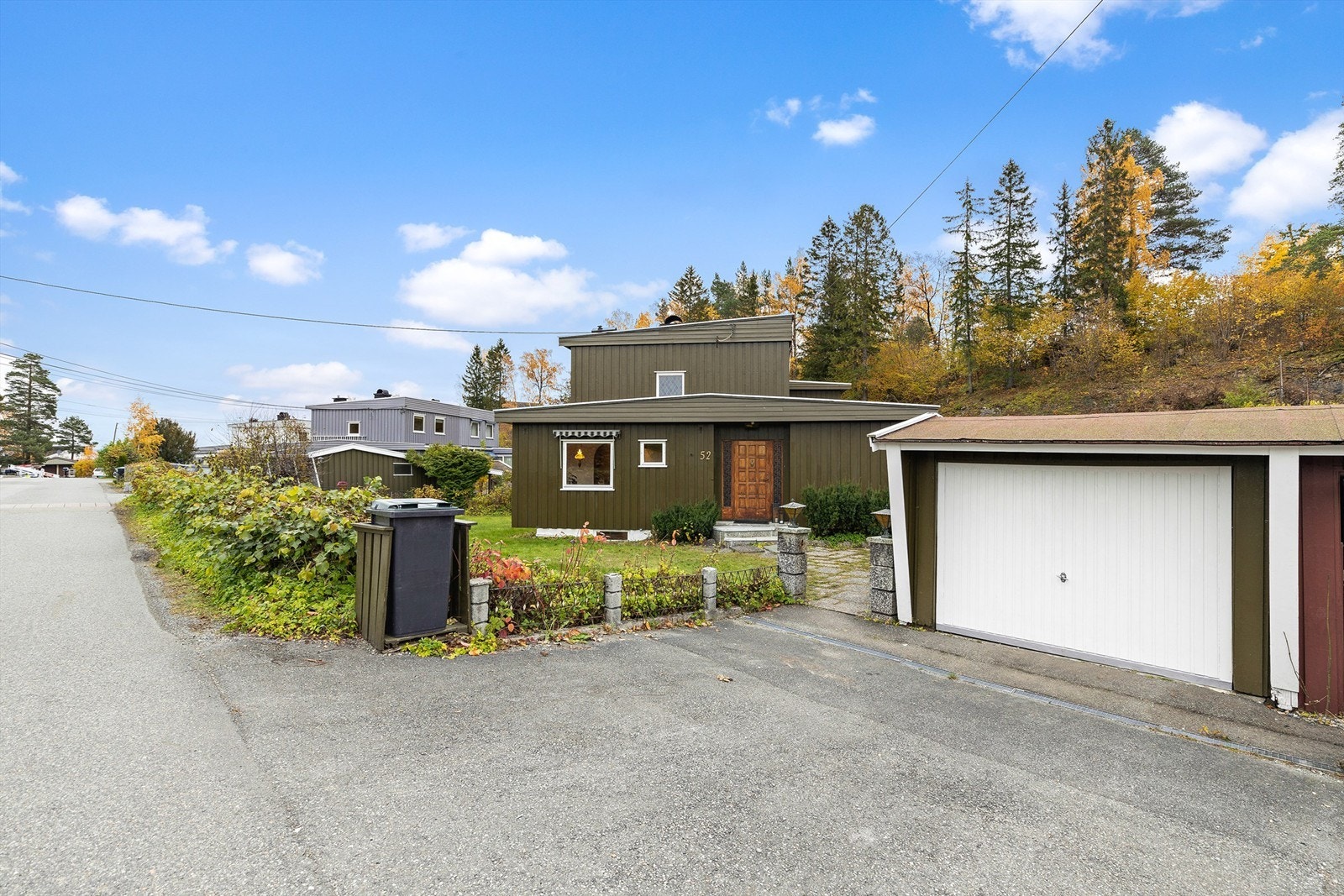 Boligen deler en dobbeltgarasje med nabo i Undelstadveien 54A. Boligens halvpart er oppmålt til ca 16 kvm. Galleribilde