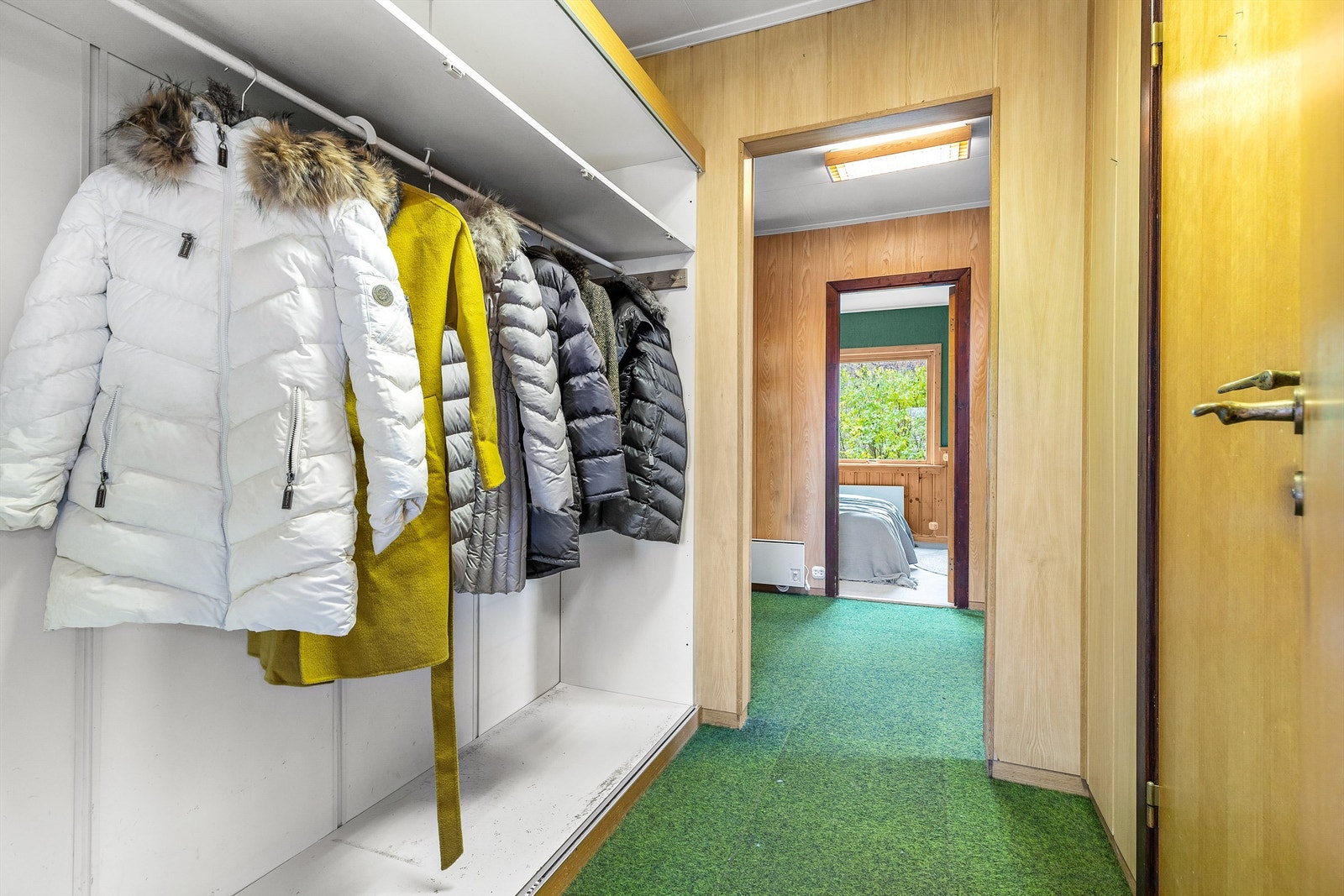 Til venstre innenfor døren er det garderobe med mulighet for oppheng av jakker Galleribilde