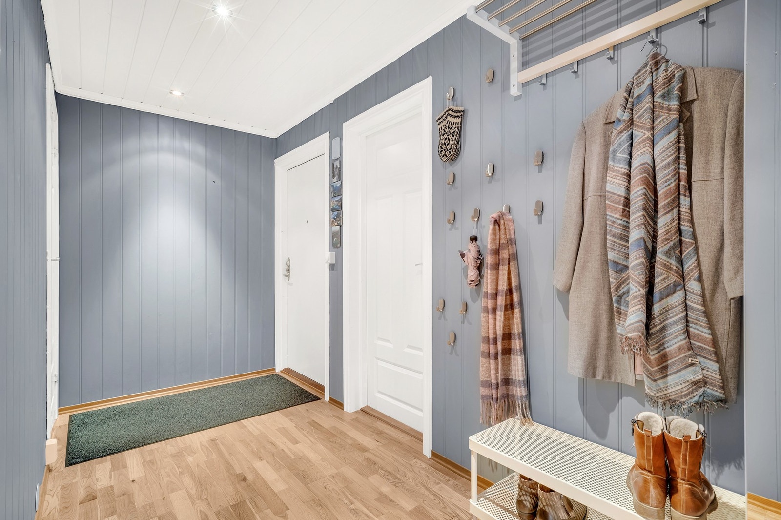 Innbydende inngangsparti med god plass til å henge fra seg ytterklær og skotøy. Galleribilde