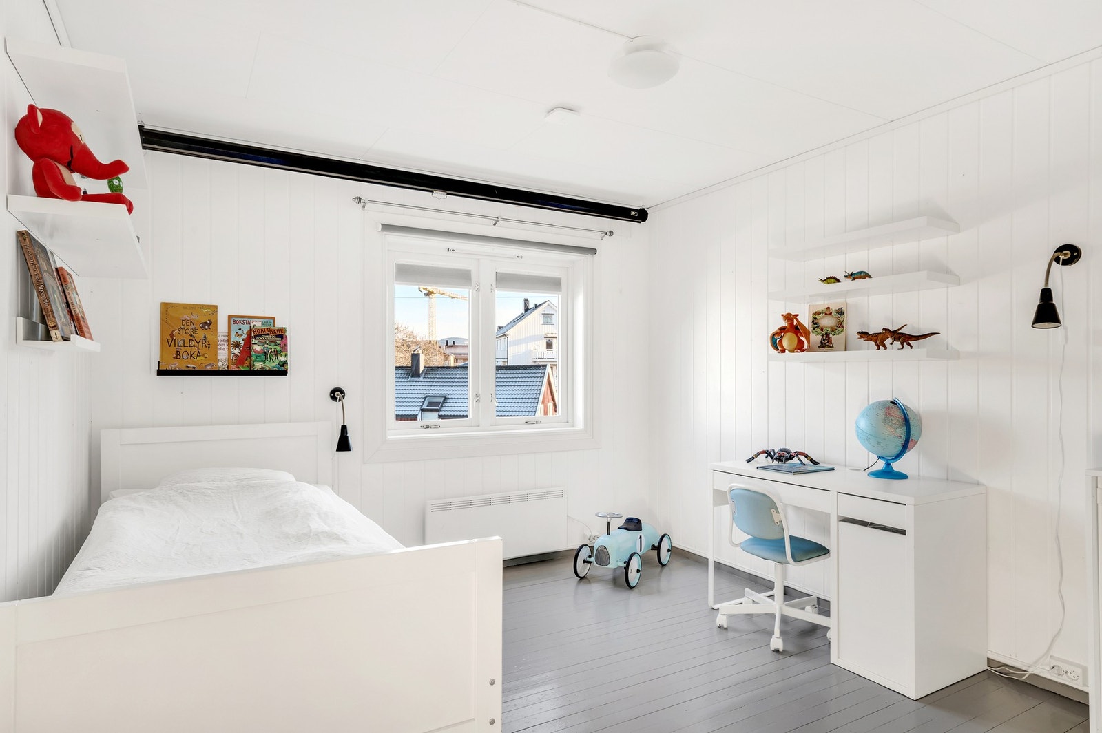 Soverom 1 er på ca. 11m² og har også god plass til ønsket møblement. Galleribilde