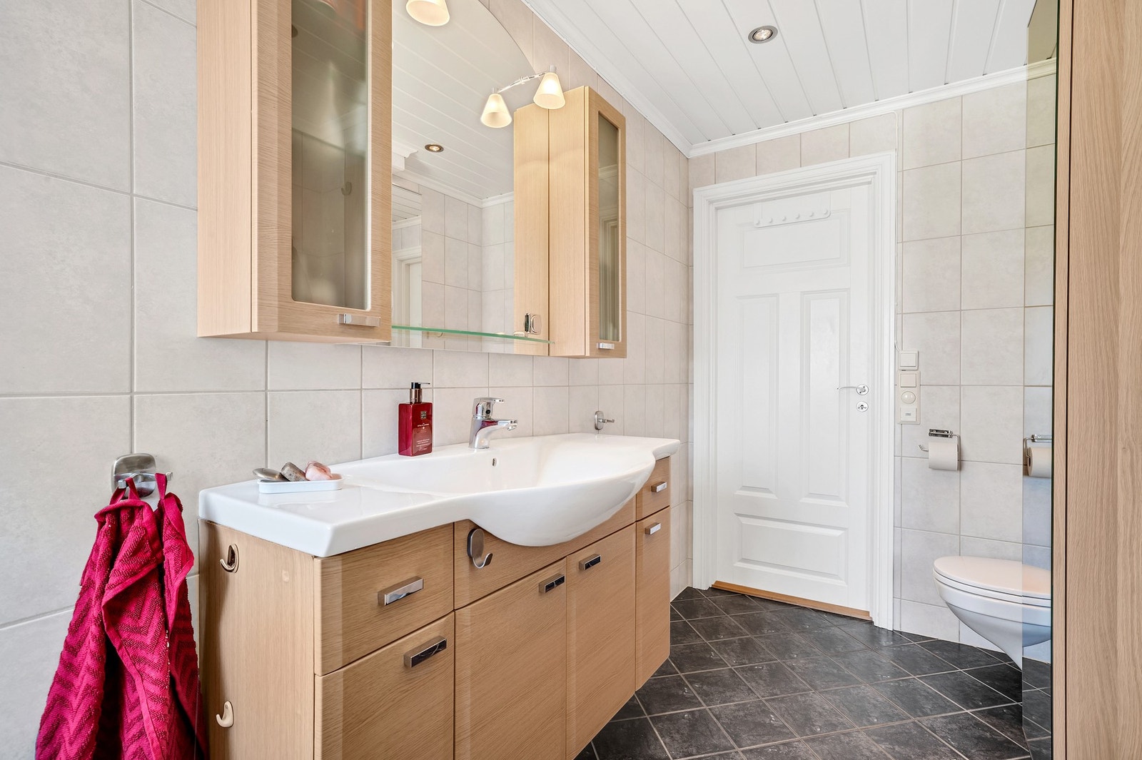 Av utstyr finnes bl.a servant med underskap, overskap, speil, badekar veggmontert WC og avløp for vaskemaskin. Galleribilde