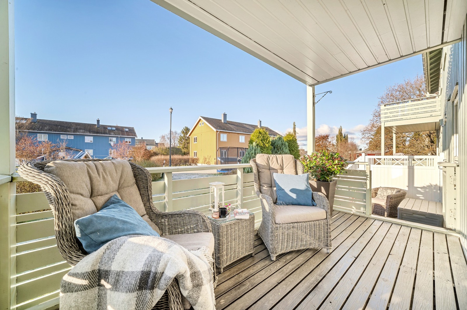 Stor og flott balkong og terrasse på henholdsvis ca. 7,4m² og 13,8m² med ypperlige solforhold. Galleribilde