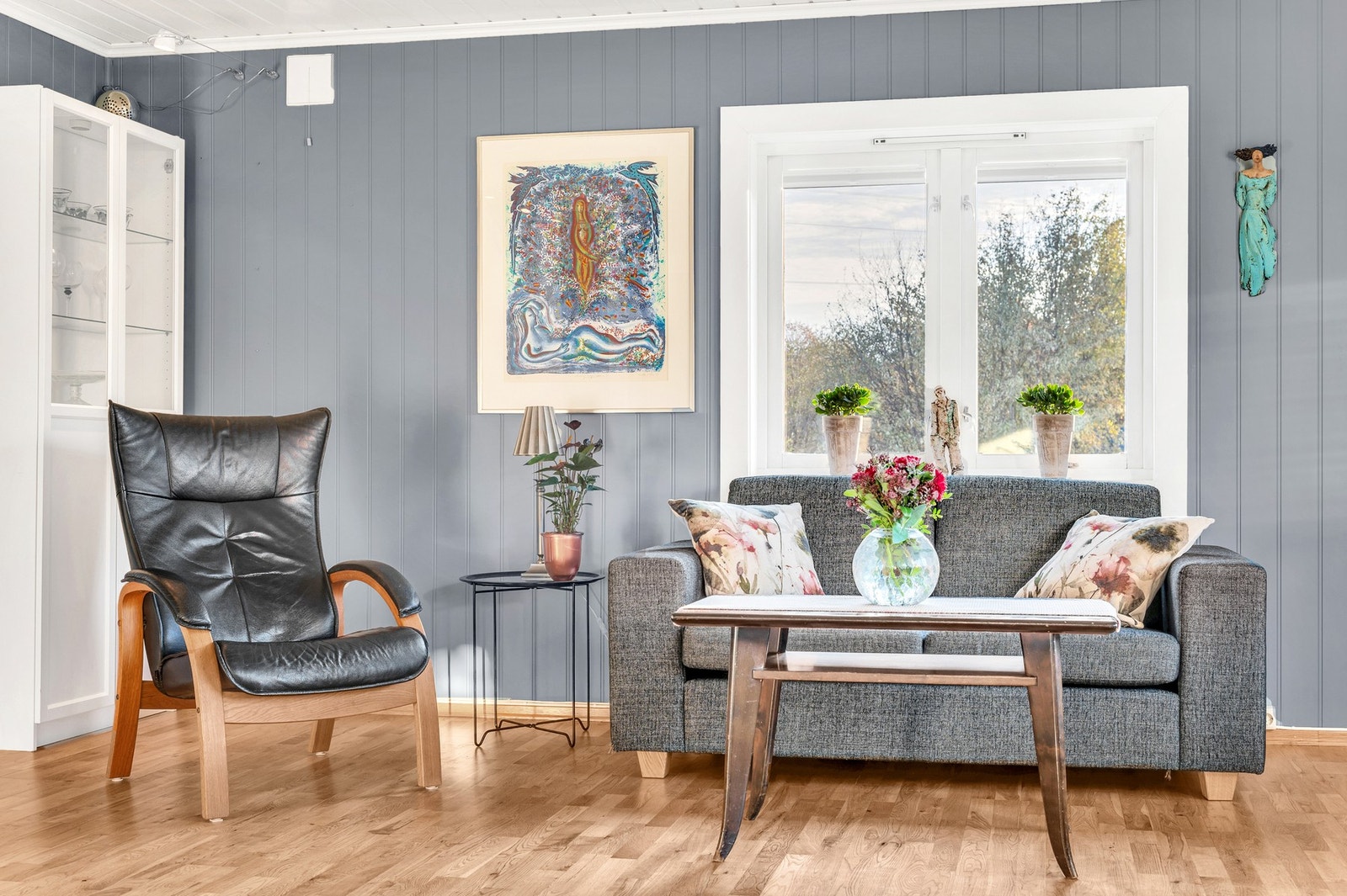 Store vindusflater som gir rikelig med naturlig lysinnslipp, noe som bidrar til å skape en behagelig atmosfære. Galleribilde