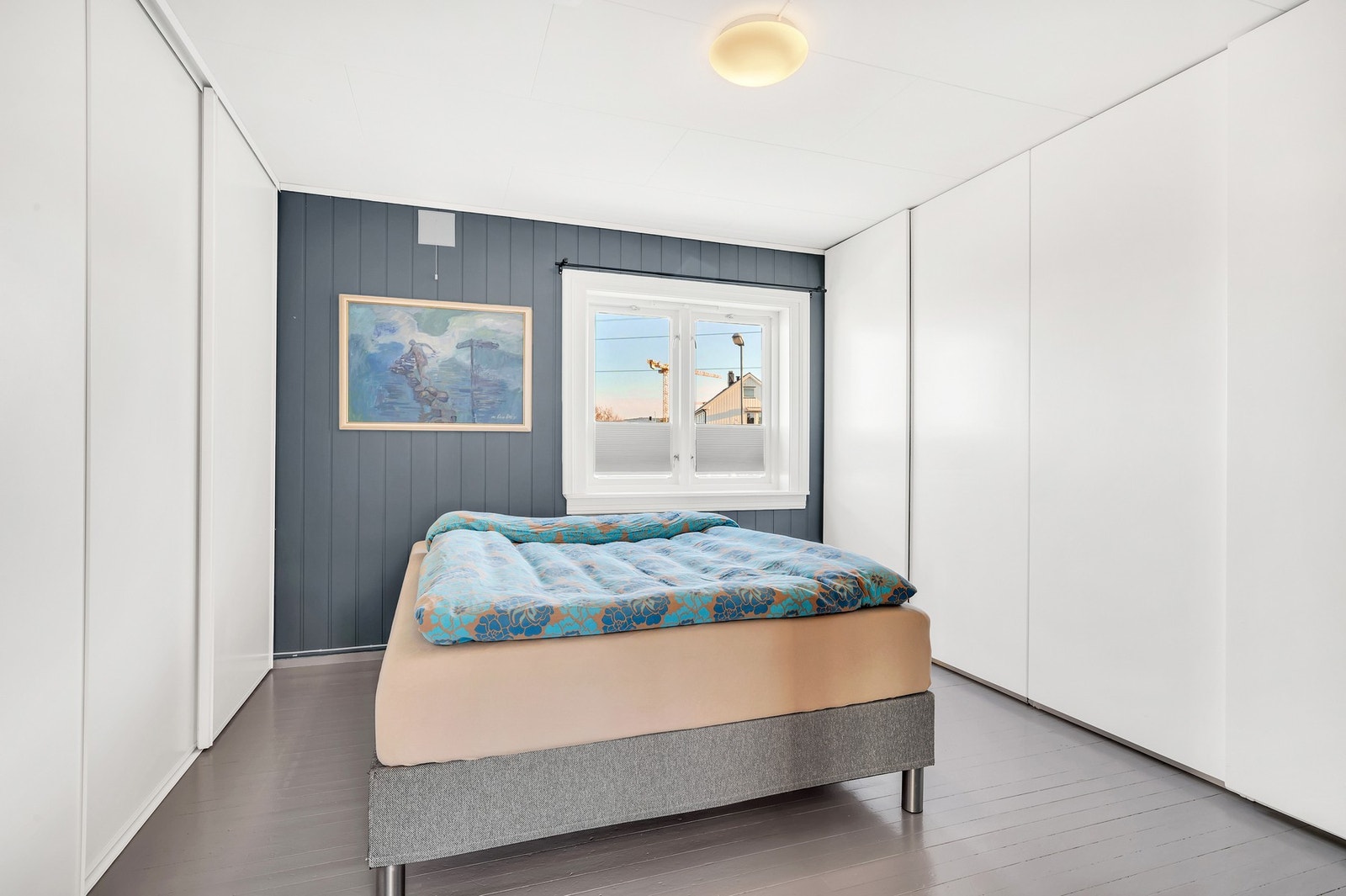 Romslig hovedsoverom på hele 14m² med god plass til ønsket soveromsmøblement. Det er også montert skyvedørsgarderobe. Galleribilde