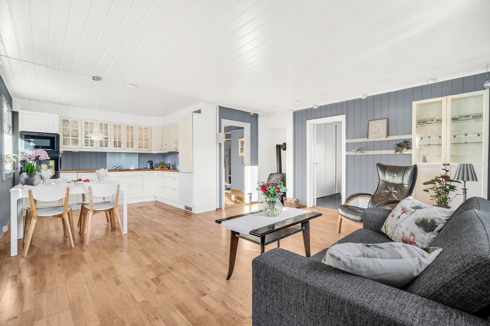 Leiligheten har godt med dagslys. Vedovn for ekstra hygge når gradestokken peker nedover. Galleribilde